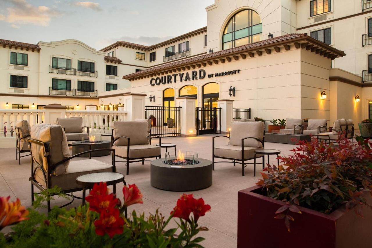 Courtyard By Marriott Santa Cruz Hotel Bagian luar foto